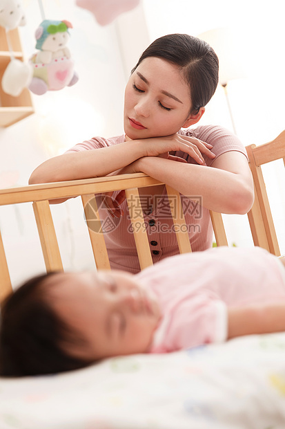 家庭亚洲人保护妈妈陪宝宝睡觉图片