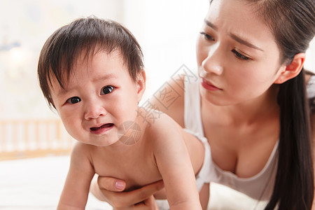 皱眉头的妈妈和哭泣的宝宝图片