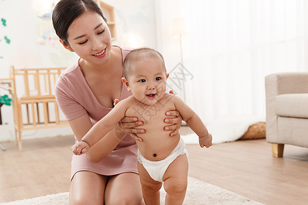 家庭生活幸福青年女人妈妈陪宝宝玩耍图片