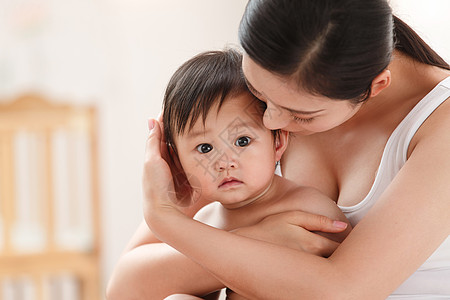 户内成年人健康妈妈陪宝宝玩耍图片