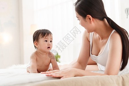 摄影6到11个月亚洲妈妈陪宝宝玩耍图片