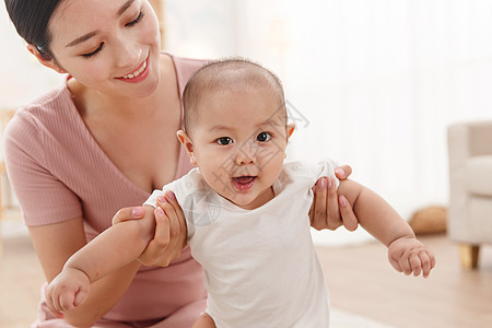 女人幸福协助妈妈陪宝宝玩耍图片