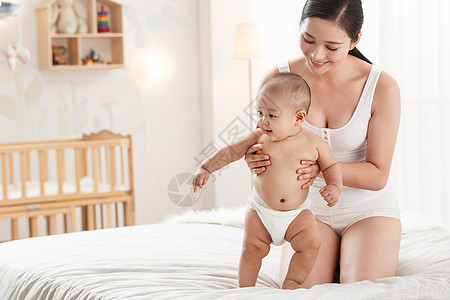 纸尿裤相伴妈妈陪宝宝玩耍图片