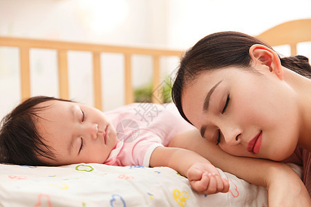 儿童健康生活方式青年女人妈妈陪宝宝睡觉图片