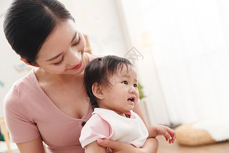 希望婴儿家庭妈妈陪宝宝玩耍图片