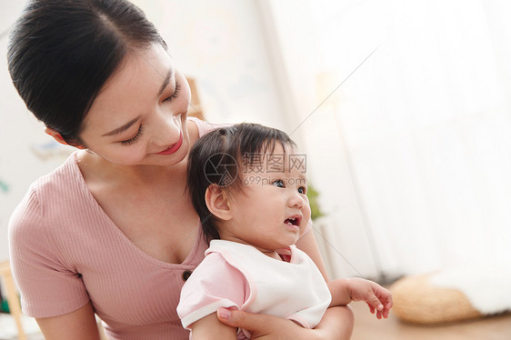 希望婴儿家庭妈妈陪宝宝玩耍图片