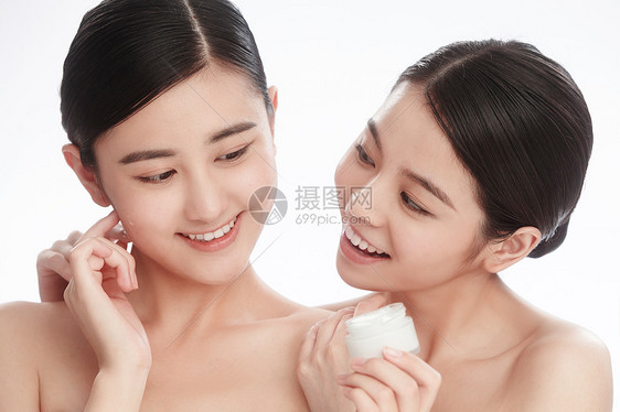 漂亮的女闺蜜使用护肤品图片