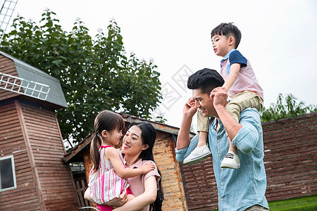 亚洲人自然两个孩子的家庭快乐的一家四口图片