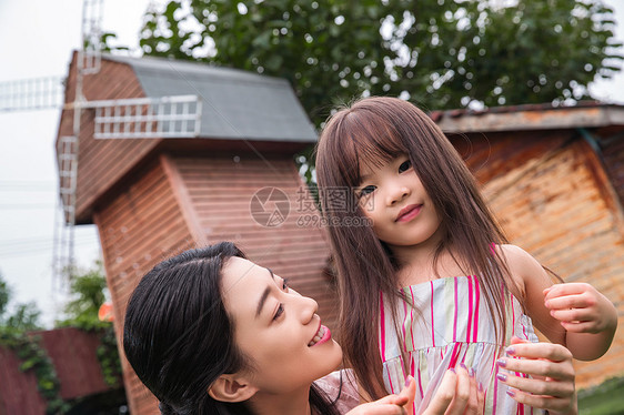 亲密水平构图人户外幸福的母女图片