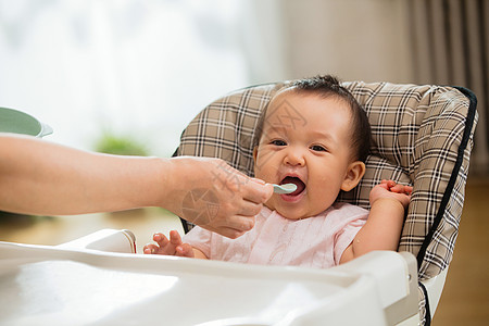 婴儿食品手臂椅子妈妈给宝宝喂饭背景