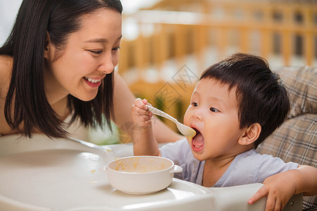 青年希望女人婴儿用品妈妈喂宝宝吃饭背景