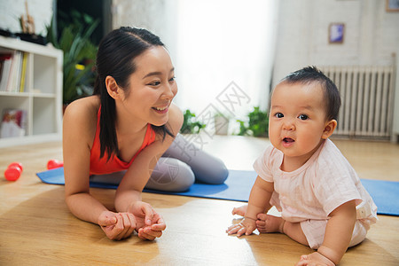 瑜伽垫安全坐着妈妈和宝宝图片