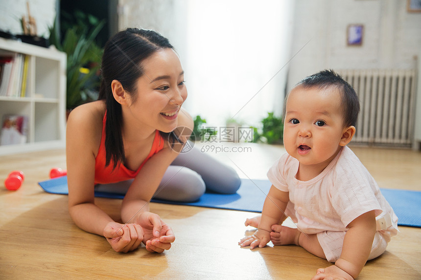 瑜伽垫安全坐着妈妈和宝宝图片