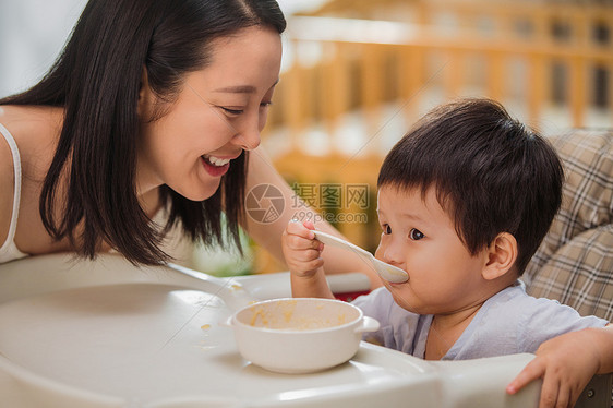 快乐婴儿食品男婴妈妈喂宝宝吃饭图片