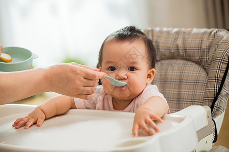 宝宝吃辅食婴儿吃手高清图片