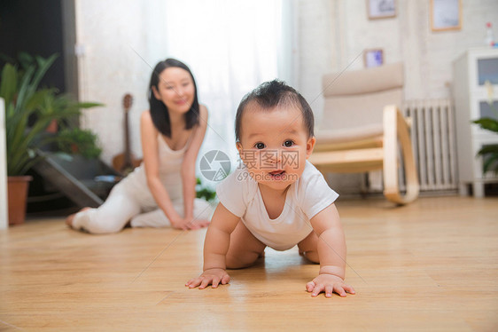 居家年轻妈妈和宝宝图片