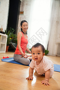 居家年轻妈妈健身和宝宝图片