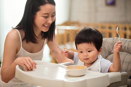 居家年轻妈妈喂宝宝吃饭图片