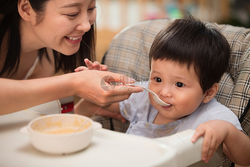 妈妈喂宝宝吃饭图片