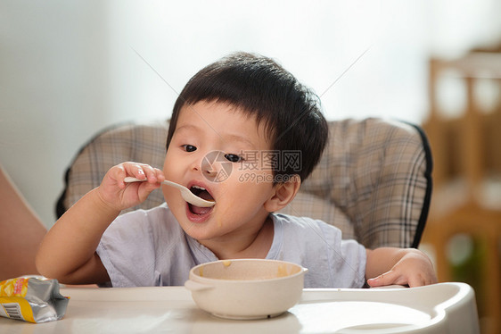 婴儿期宝宝吃饭图片