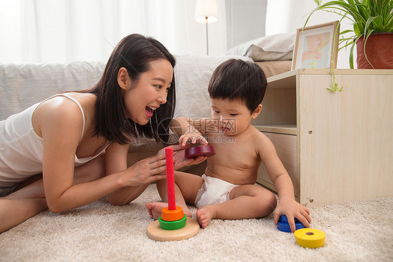 年轻妈妈陪宝宝玩耍图片