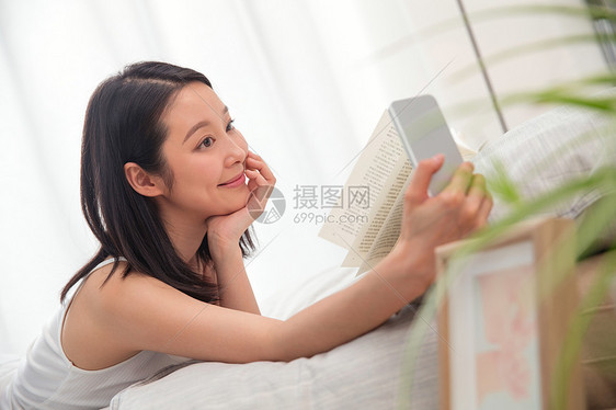 幸福年轻女人看手机图片