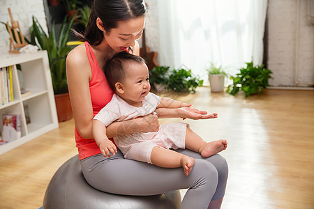 年轻妈妈健身和宝宝图片