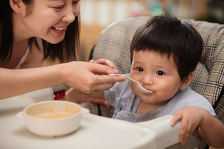 年轻妈妈喂宝宝吃饭图片