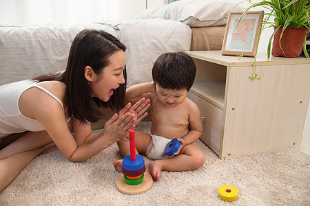 年轻妈妈陪宝宝玩耍图片