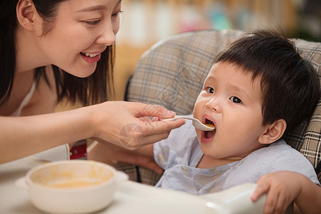 愉悦快乐彩色图片妈妈喂宝宝吃饭图片