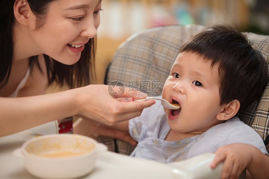 愉悦快乐彩色图片妈妈喂宝宝吃饭图片
