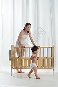 卧室温馨家园床妈妈和宝宝玩耍图片