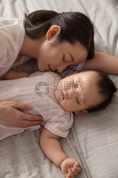 两个人床6到12个月妈妈和宝宝睡觉图片