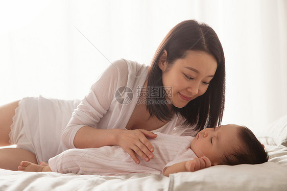 女孩温馨家园人妈妈陪宝宝睡觉图片