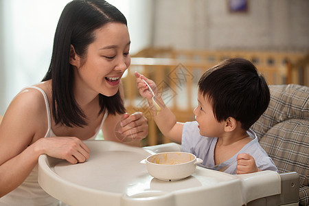 母亲愉悦婴儿食品妈妈喂宝宝吃饭高清图片