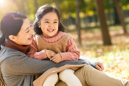东方人6到7岁黄色妈妈和女儿在户外玩耍图片素材