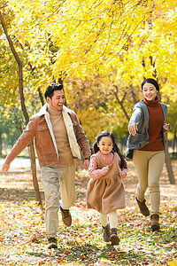 三个人树东方人幸福家庭在户外玩耍图片