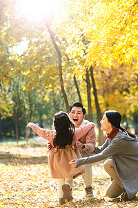 外出郊游无忧无虑的幸福家庭秋季外出度假背景