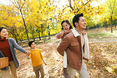 无忧无虑的幸福家庭秋季外出度假图片