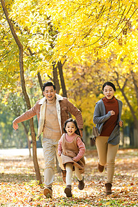 儿童跑步无忧无虑的家庭秋季出游背景