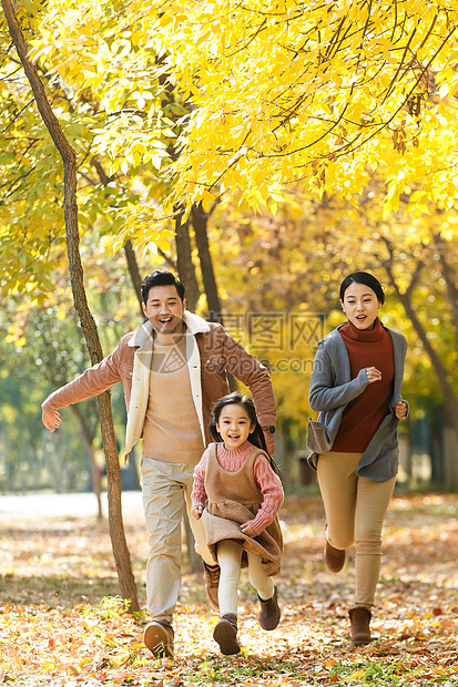 无忧无虑的家庭秋季出游图片