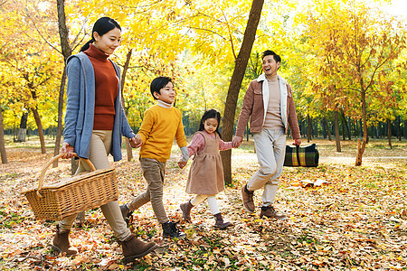 无忧无虑的家庭秋季出游图片