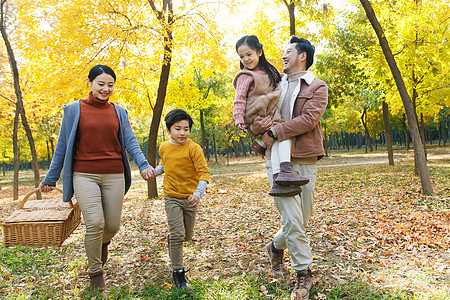 幸福家庭在户外玩耍图片