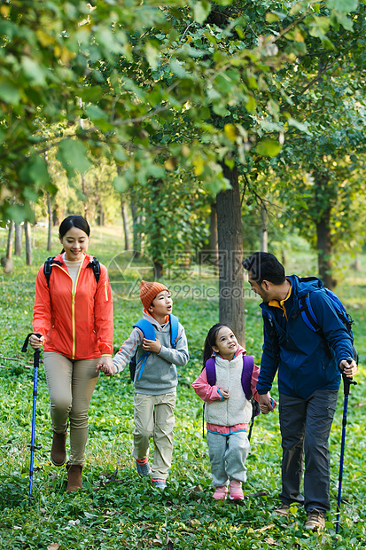 幸福家庭徒步旅行图片