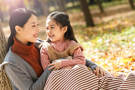 妈妈和女儿在户外玩耍图片