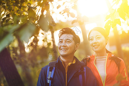 亲密青年伴侣徒步旅行图片