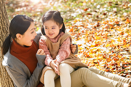 妈妈和女儿在户外玩耍图片