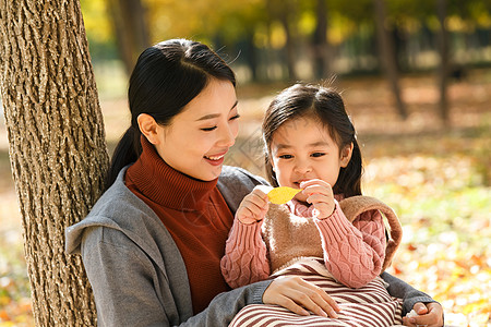 妈妈和女儿在户外玩耍图片