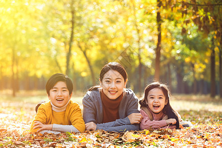 妈妈和孩子在户外玩耍图片