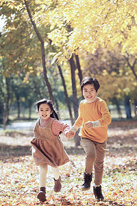 快乐儿童在户外奔跑图片